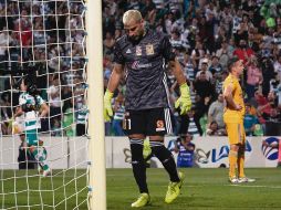 Le sale barato. El arquero de los felinos agredió a Eduardo Aguirre, del Santos Laguna. IMAGO7