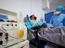 En varios países se recolecta ya el plasma de pacientes que se han recuperado del COVID-19 para tratar a otros enfermos. AP/ARCHIVO