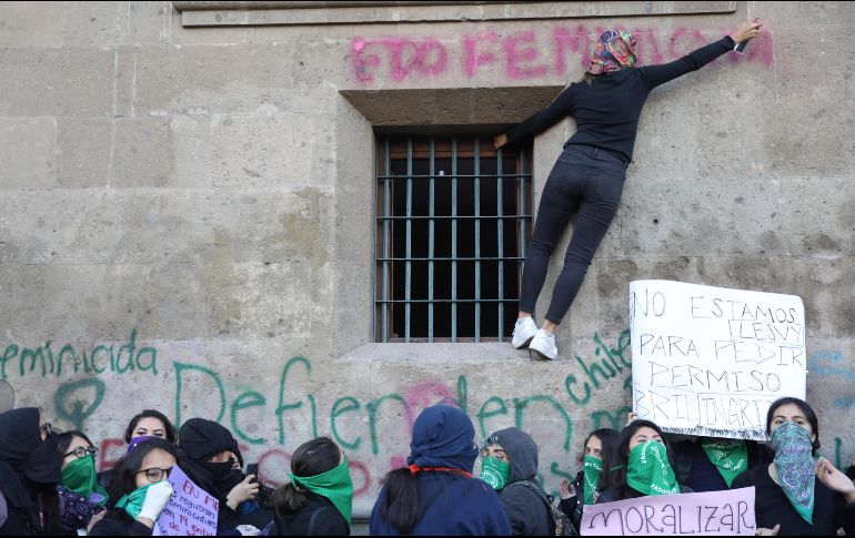 Sobre las protestas en Palacio Nacional de grupos feministas, el Mandatario garantiza su derecho y garantías para poder manifestarse, pero reitera su recomendación respetuosa 