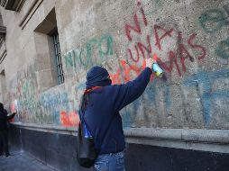 Apenas el viernes pasado, feministas protestaron en Palacio Nacional, en donde pintaron la puerta y rompieron algunos vidrios. EFE / S. Gutiérrez