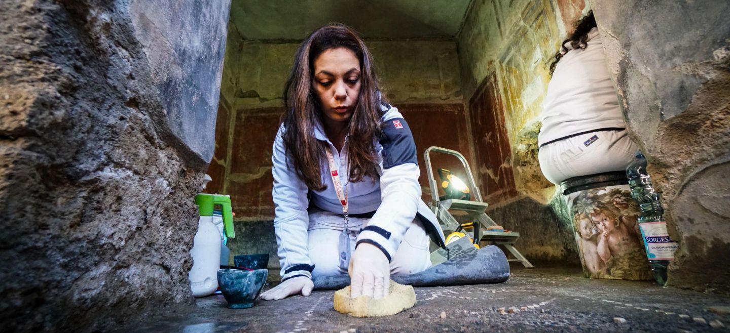 Un grupo de especialistas trabajan dentro de la 