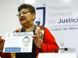 La Fiscal General de la Ciudad de México, Ernestina Godoy, muestra un detalle de los volantes que se distribuirán para dar con la principal sospechosa. NTX/ESPECIAL