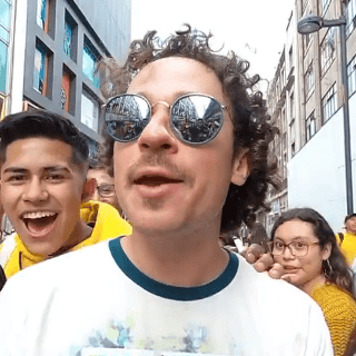 En video de Luisito Comunica descubren a sujeto que graba debajo de falda de una joven