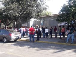 Padres de familia y maestros acusaron a la directora del plantel por irregularidades en la transparencia de cuentas y por actitudes prepotentes. ESPECIAL