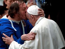 El hombre sujetó la cabeza del Papa y le plantó el beso. AFP/F. Monteforte