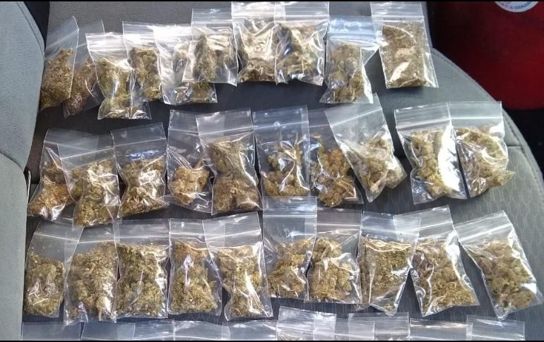 Los oficiales fueron a revisar la bolsa donde encontraron los envoltorios de droga en dosis individuales. ESPECIAL / Policía de Guadalajara