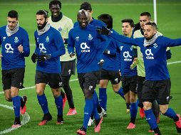 Reconocen. El conjunto del Porto practicó ayer en el estadio del Bayer y está listo para su encuentro ante los teutones. EFE