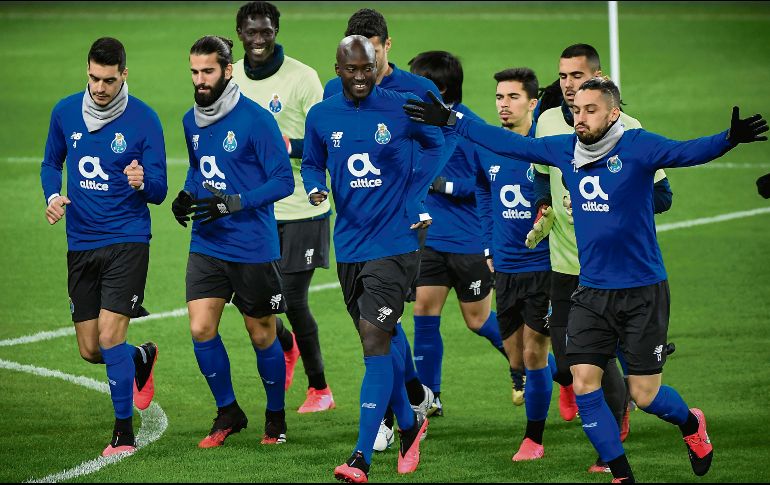 Reconocen. El conjunto del Porto practicó ayer en el estadio del Bayer y está listo para su encuentro ante los teutones. EFE