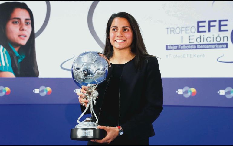 FELIZ. Así lució la mexicana al obtener este galardón, el cual se entrega por primera ocasión.  EFE