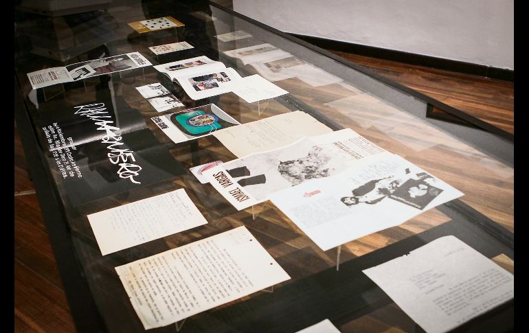 Historia. Además de las piezas en exhibición, también hay archivos de valor histórico que dan cuenta del legado de Aldana, documentos que atestiguan su quehacer cultural. Estas fotografías, catálogos, invitaciones, periódicos y objetos personales se encuentran en vitrinas que hacen un repaso histórico de su trayectoria. EL INFORMADOR/E. Barrera