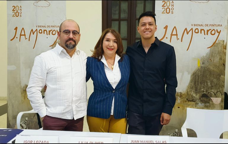 PRESENTACIÓN. De izquierda a derecha: Igor Lozada, de Cultura UDG; Lilia Oliver, rectora de CUCSur, y Luis Manuel Salas, ganador del primer lugar de la categoría Artistas Emergentes en 2018.EL INFORMADOR• N. Gutiérrez