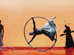 “Donka: una carta a Chéjov”. El espectáculo presenta una sucesión de imágenes mágicas, que transporta al espectador a un mundo hecho de fantásticas acrobacias, equilibrios, momentos de malabarismo, danza y teatro.