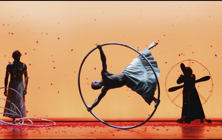 “Donka: una carta a Chéjov”. El espectáculo presenta una sucesión de imágenes mágicas, que transporta al espectador a un mundo hecho de fantásticas acrobacias, equilibrios, momentos de malabarismo, danza y teatro.