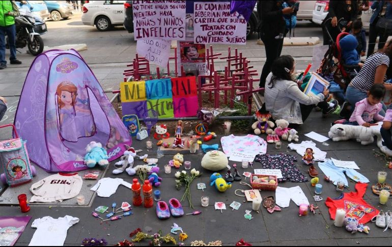 En demanda de justicia para Fátima, mujeres colocaron juguetes y carteles en el antimonumento contra víctimas de feminicidio que se ubica frente al Palacio de Bellas Artes en la Ciudad de México. SUN/F. Rojas