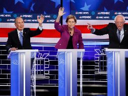 Michael Bloomberg (i) hizo su debut en los debates televisado de la carrera demócrata. En la imagen junto a Elizabeth Warren y Bernie Sanders. AP/J. Locher