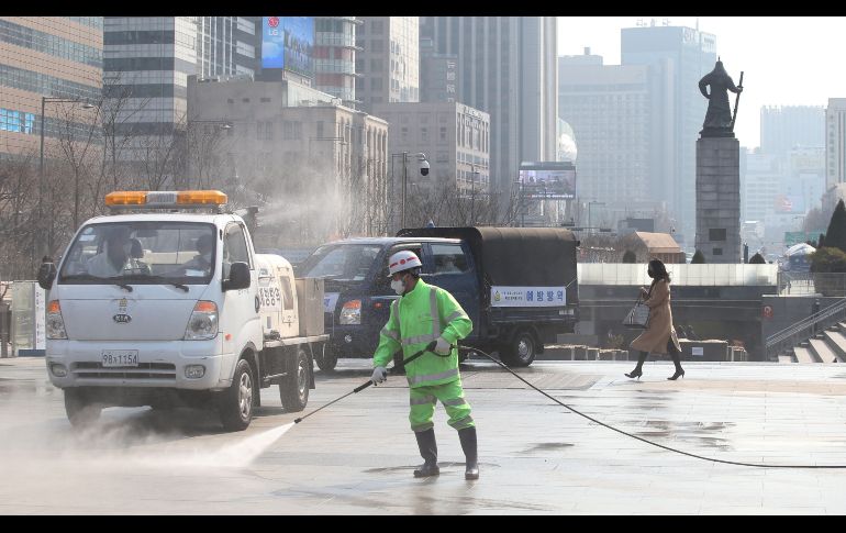 Labores de desinfección en una calle en Seúl.  EFE/EPA/Kim Chul-Soo
