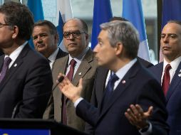 El comisionado presidencial venezolano de Asuntos Exteriores para el gobierno interino, Julio Borges (c) observa a Francois-Philippe Champagne mientras habla durante una conferencia de prensa en Quebec. AP/A. Wyld