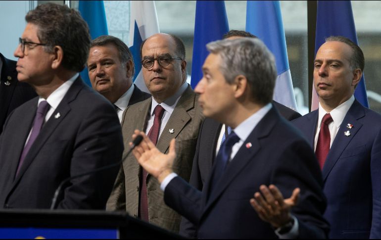 El comisionado presidencial venezolano de Asuntos Exteriores para el gobierno interino, Julio Borges (c) observa a Francois-Philippe Champagne mientras habla durante una conferencia de prensa en Quebec. AP/A. Wyld