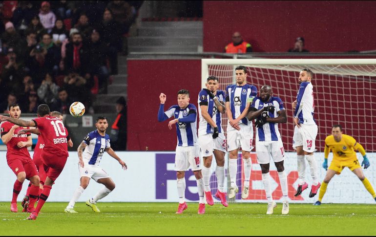 DESVENTAJA. El equipo de Jesús Corona (de rayas) cargó con la derrota ayer en la cancha del Leverkusen. EFE