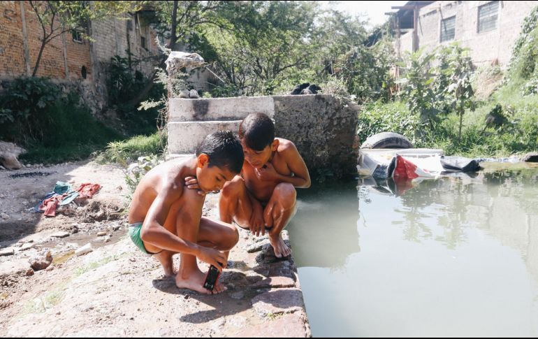 Alan y Miguel se divierten todo el día en las piletas y sólo las dejan para ir a comer. EL INFORMADOR/G. Gallo