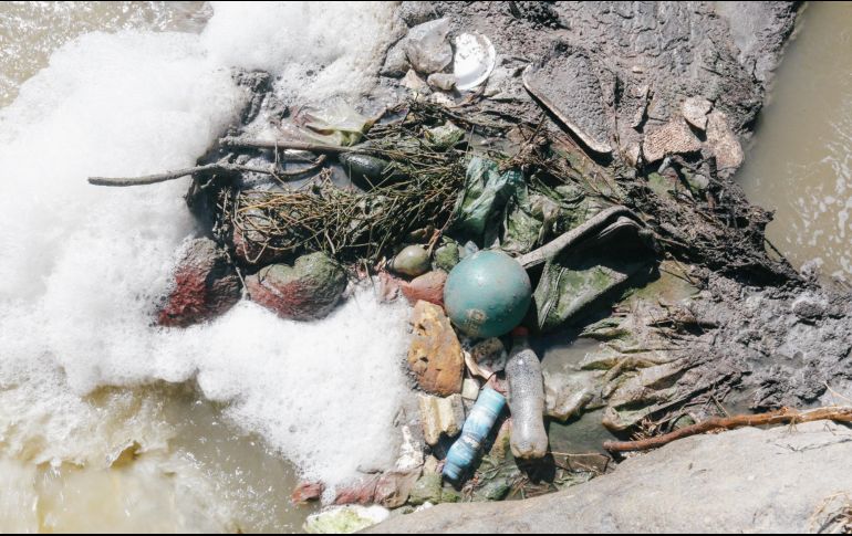 Hay puntos en los que la espuma y la basura se juntan. EL INFORMADOR/G. Gallo