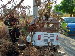 El accidente ocasionó que la mototaxi fuera proyectada hacia un costado de la vialidad.  ESPECIAL