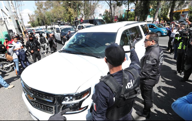 En las inmediaciones de la Fiscalía Antisecuestros también se congregan vecinos, quienes miran la llegada de la presunta pareja feminicida y externan su enojo gritándoles insultos y groserías. EFE / M. Guzmán