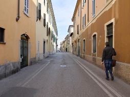 Una calle luce hoy casi desierta en Codogno. Los habitantes de poblaciones en la región de Lombardía han sido invitados a no salir de sus casas. EFE/EPA/A. Fasani