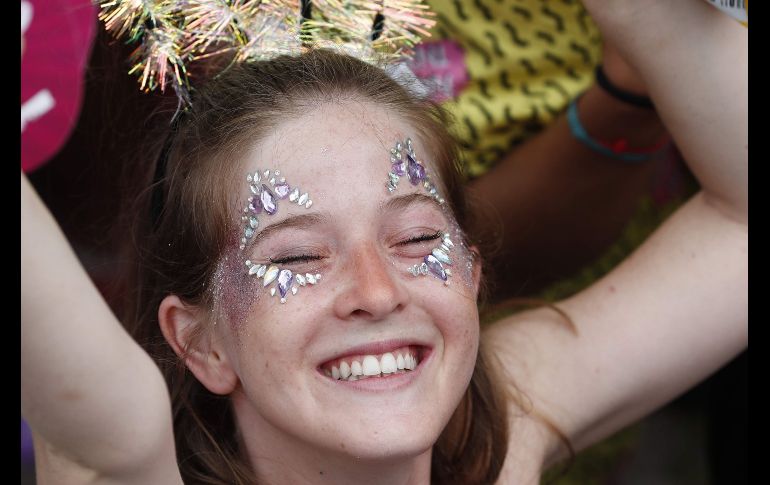 Desfile de la comparsa Carmelitas en el barrio turístico Santa Teresa este viernes durante apertura oficial del Carnaval 2020 en Río de Janeiro. EFE/M. Sayao
