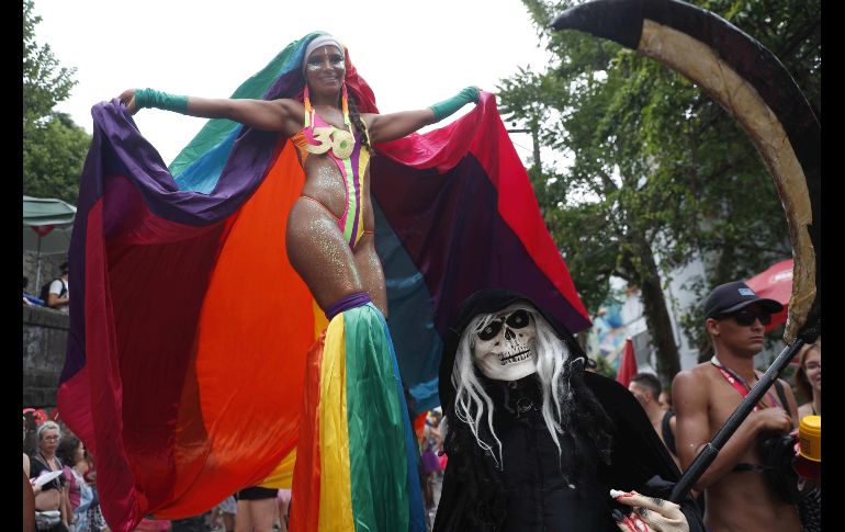 Desfile de la comparsa Carmelitas en el barrio turístico Santa Teresa este viernes durante apertura oficial del Carnaval 2020 en Río de Janeiro. EFE/M. Sayao