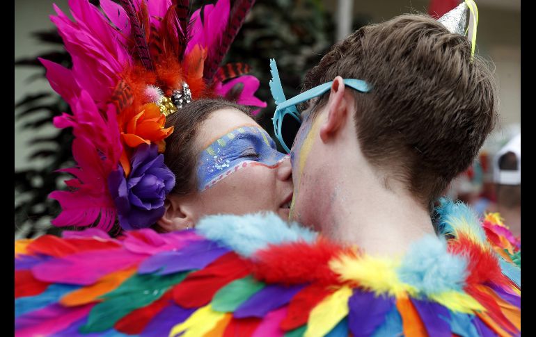 Desfile de la comparsa Carmelitas en el barrio turístico Santa Teresa este viernes durante apertura oficial del Carnaval 2020 en Río de Janeiro. EFE/M. Sayao