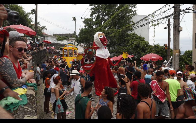 Desfile de la comparsa Carmelitas en el barrio turístico Santa Teresa este viernes durante apertura oficial del Carnaval 2020 en Río de Janeiro. EFE/M. Sayao