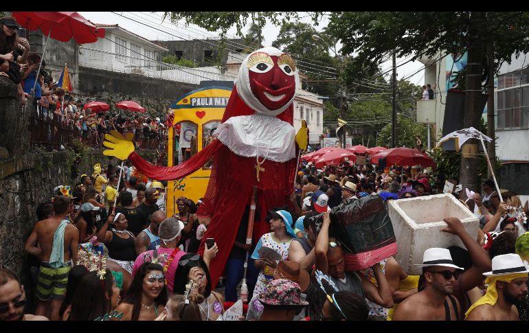 Desfile de la comparsa Carmelitas en el barrio turístico Santa Teresa este viernes durante apertura oficial del Carnaval 2020 en Río de Janeiro. EFE/M. Sayao