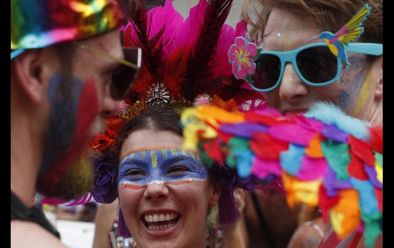 Desfile de la comparsa Carmelitas en el barrio turístico Santa Teresa este viernes durante apertura oficial del Carnaval 2020 en Río de Janeiro. EFE/M. Sayao