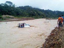 La presidenta interina de Bolivia, Jeanine Áñez, y sus ministros acuden para verificar los daños. TWITTER / @rtp_bolivia