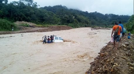 La presidenta interina de Bolivia, Jeanine Áñez, y sus ministros acuden para verificar los daños. TWITTER / @rtp_bolivia