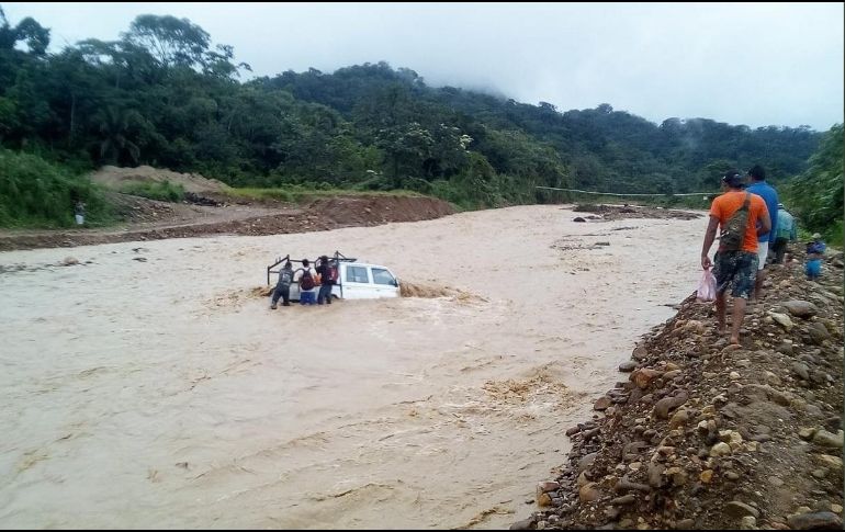 La presidenta interina de Bolivia, Jeanine Áñez, y sus ministros acuden para verificar los daños. TWITTER / @rtp_bolivia