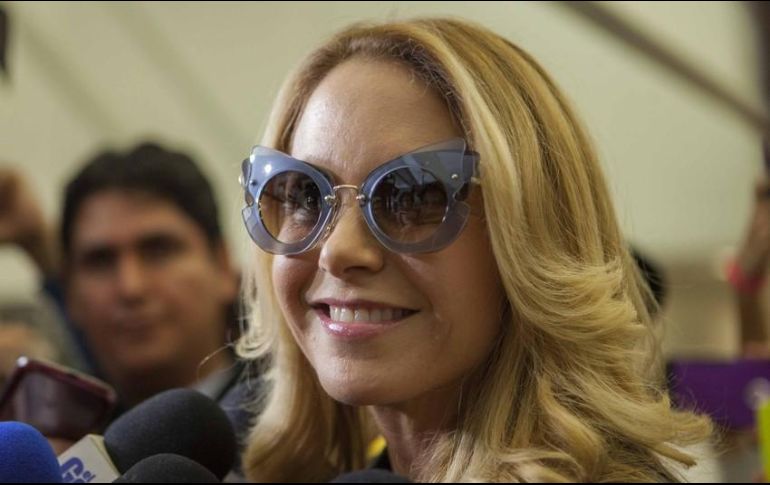 Lucero se muestra en pijama muy alegre cantando y bailando su éxito 