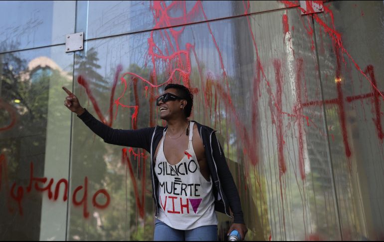 Este viernes, pacientes con VIH, derechohabientes del IMSS, se manifestaron frente a las instalaciones de las oficinas centrales del Instituto. EFE/ ARCHIVO