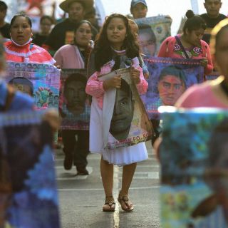 Detienen a policías por agresiones contra papás de los 43 de Ayotzinapa