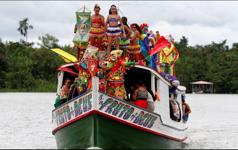 Los coloridos disfraces y las enormes y llamativas máscaras inundaron este sábado de color el carnaval de Cametá. EFE/ R. Paccó