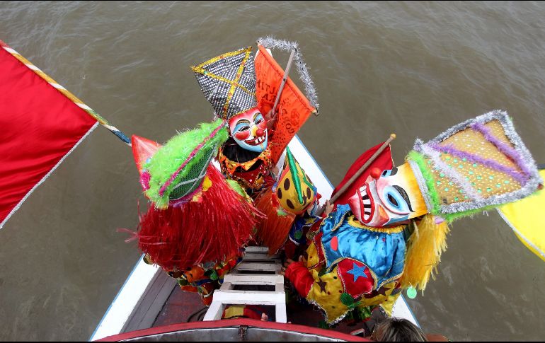 Los coloridos disfraces y las enormes y llamativas máscaras inundaron este sábado de color el carnaval de Cametá. EFE/ R. Paccó