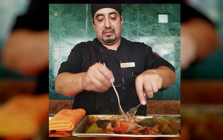Víctor Méndez. El chef del Pueblito alista una deliciosa cochinita pibil.