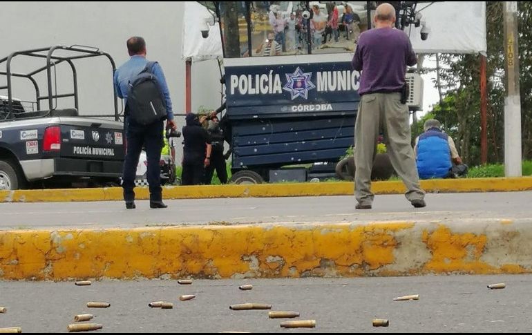 En el lugar fueron hallados decenas de casquillos de alto poder, mientras dos policías quedaron sin  vida en el interior. EFE/EPA/Diario El Buen Tono