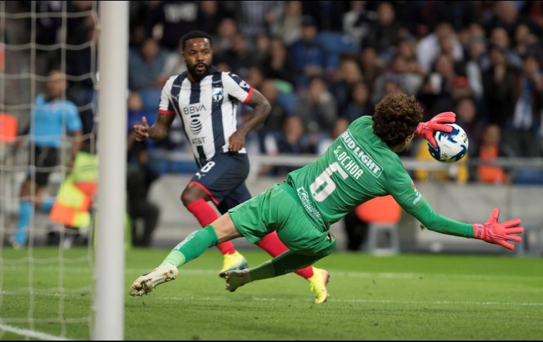 EN PLAN GRANDE. El arquero mexicano Guillermo Ochoa tuvo una noche brillante en la cancha de Rayados. EFE
