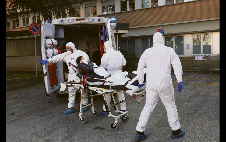 ITALIA. Socorristas auxilian a una persona afuera de un hospital en Padua. EFE
