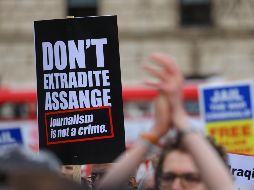 Los manifestantes, entre quienes había ciudadanos ingleses, italianos y alemanes, protestaron en contra de la extradición a EU de Julian Assange. EFE