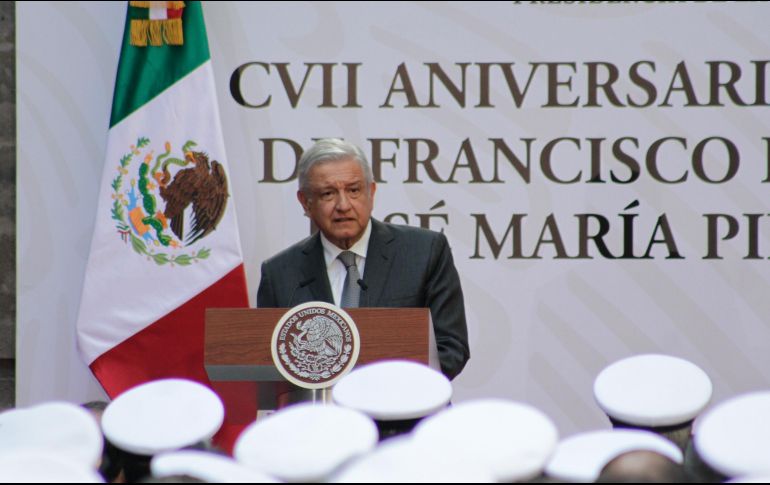 El Presidente también depositó una ofrenda floral y monto una guardia de honor acompañado de su esposa y otros funcionarios. NTX / R. Solís