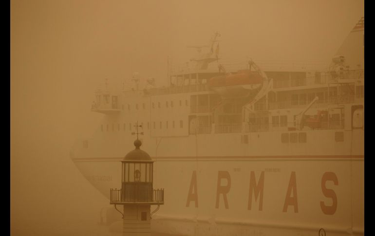 Un ferry atracado este domingo en el puerto de Santa Cruz de Tenerife. EFE/R. de la Rocha