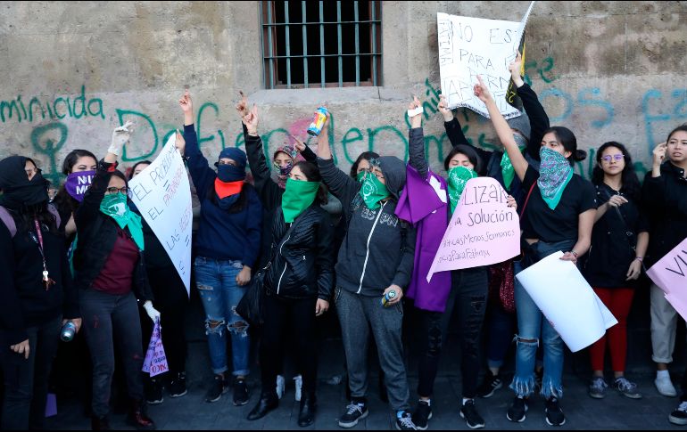 López Obrador ha respondido a los reclamos de feministas con pedir que no hicieran pintas y asegurar que detrás del llamado al paro nacional de mujeres hay grupos de derecha. EFE/ARCHIVO